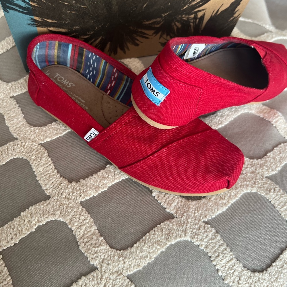 Red Toms size 8 flats